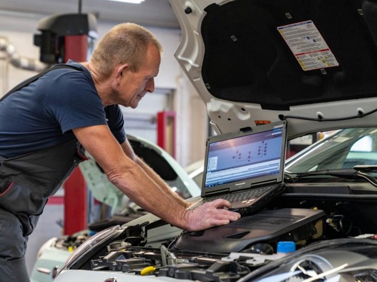 Mechaniker von Autohaus Brocks GmbH TOP Markenspezialist für Hyundai führt eine HU/AU an einem Auto durch.