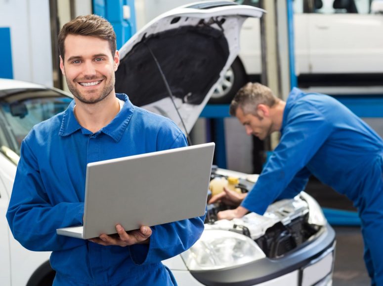 zwei Mechaniker, die die Reparatur und Wartung durchführen bei TOP Markenspezialist Autohaus Brocks GmbH, Spezialist für Hyundai in Umgebung  