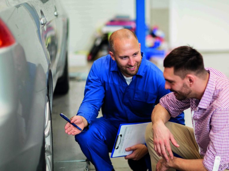 Mechaniker und Kunden besprechen Herstellergarantie beibehalten bei TOP Markenspezialist Autohaus Brocks GmbH. Spezialist für Hyundai