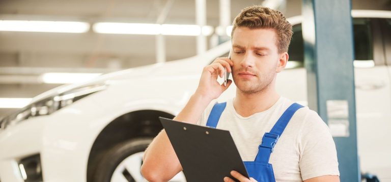 Mechaniker im Kontakt mit einem Kunden von TOP Markenspezialist [dealer_name]. Spezialist für [dealer_brands]