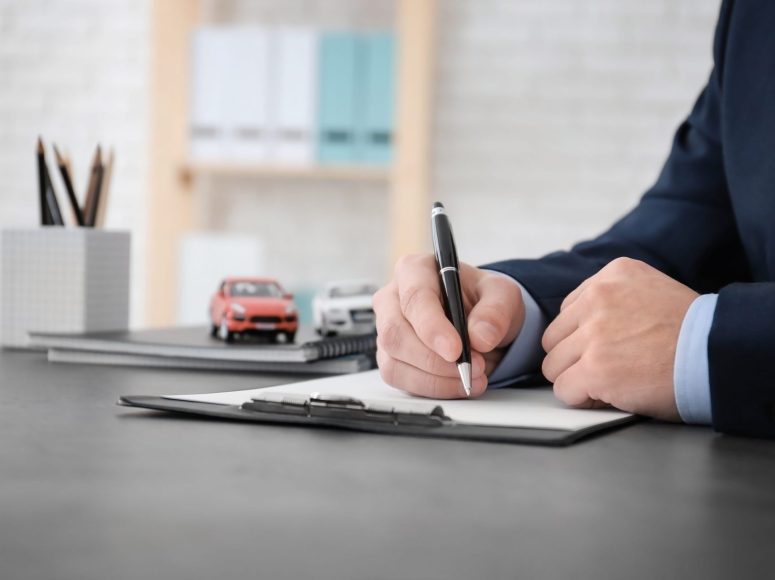 Kunde von Autohaus Brocks GmbH TOP Markenspezialist für Hyundai unterzeichnet eine Neuwagen-Vollmacht.